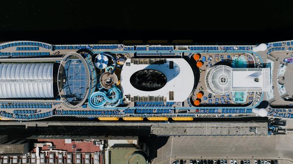 Comment organiser une croisière pour explorer les plages de sable blanc aux Maldives?